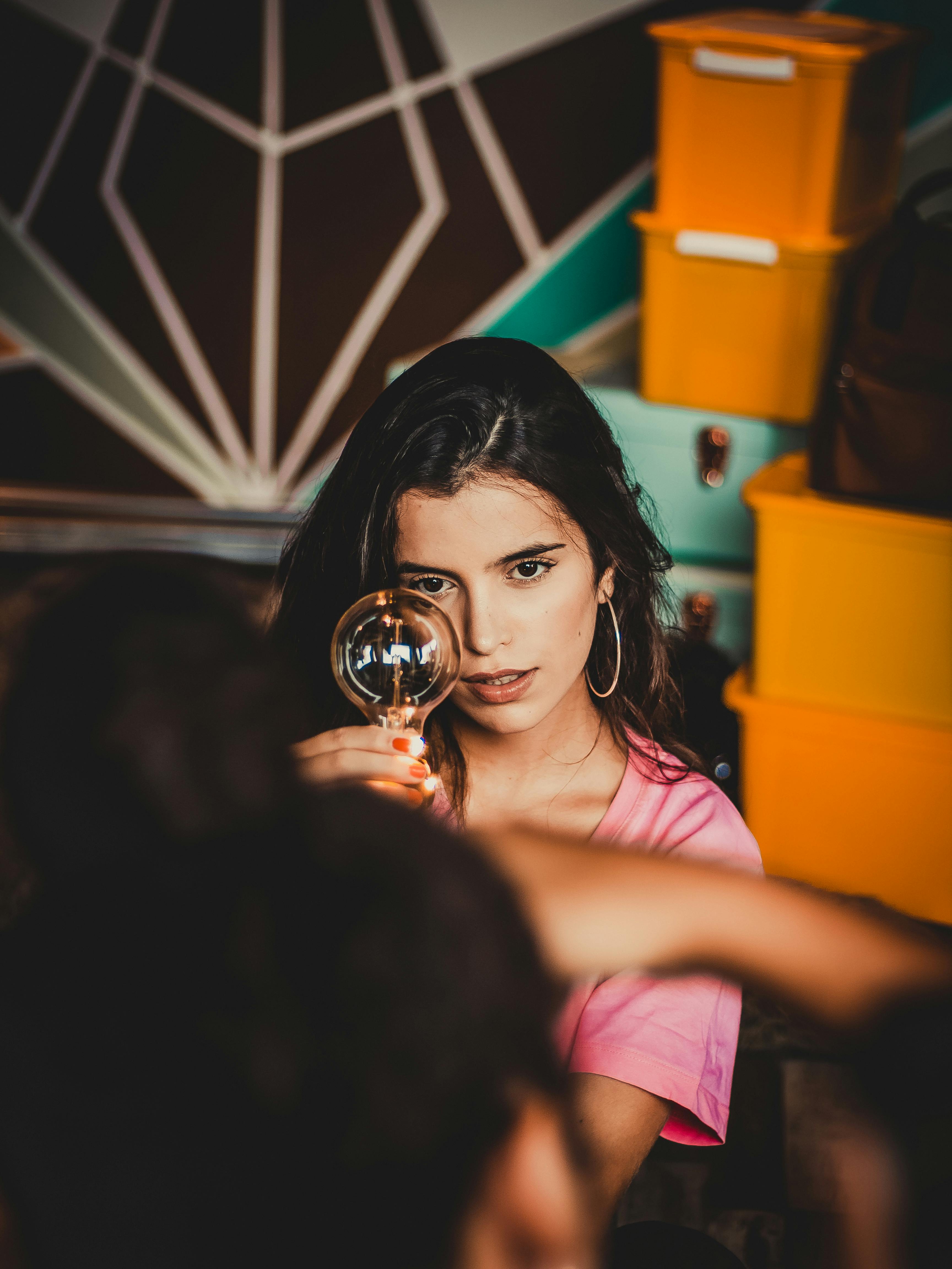 一位女性的肖像在室内被创造性地用灯泡框了起来