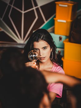 一位女性的肖像在室内被创造性地用灯泡框了起来