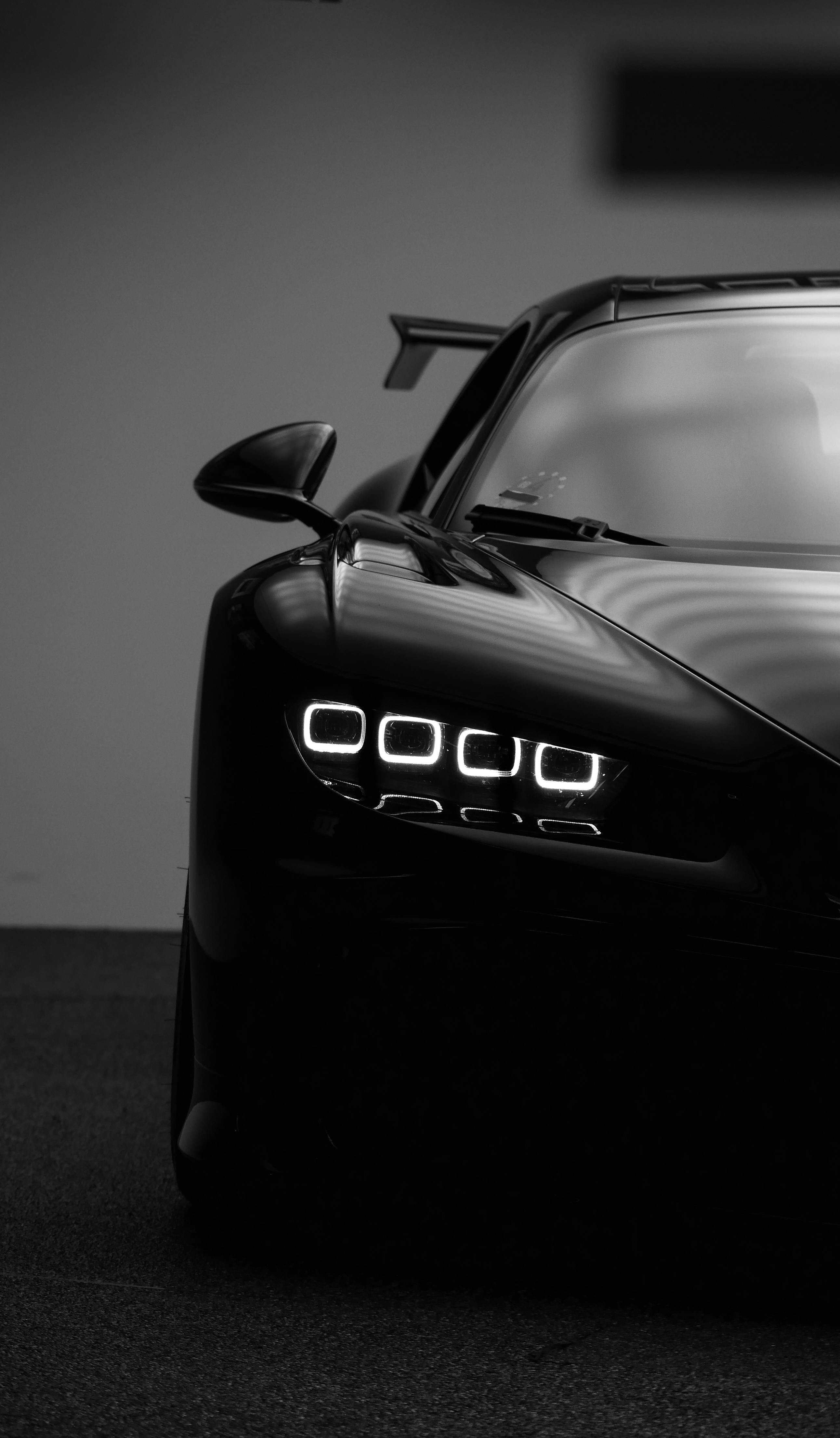 Voiture de sport monochrome noir et blanc phares