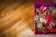 木桌上的盒子里装着明亮、色彩缤纷的手工圣诞装饰品，非常适合节日装饰