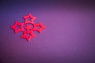 紫色背景上，充满活力的红色星形剪裁非常适合装饰