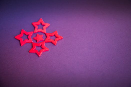 紫色背景上，充满活力的红色星形剪裁非常适合装饰