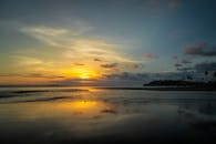 印度尼西亚巴厘岛宁静的海滩上，倒映着美丽的日落