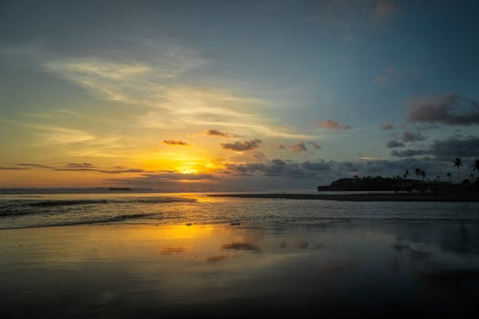 印度尼西亚巴厘岛宁静的海滩上，倒映着美丽的日落