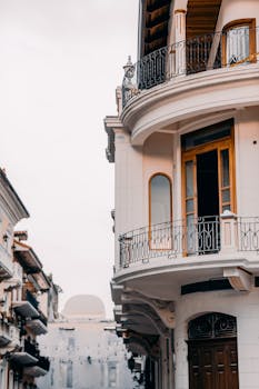 这座城市外观优雅，拥有复古建筑和经典阳台