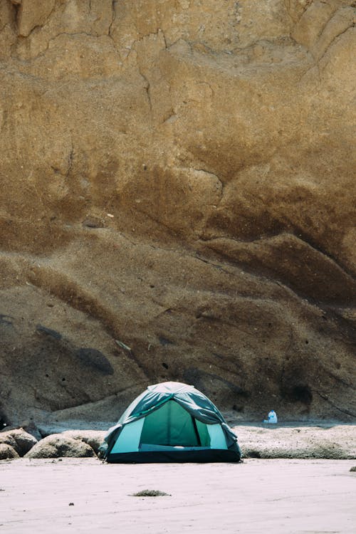 산 근처 검은 색과 녹색 캠핑 돔 텐트