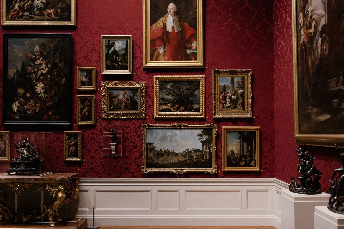 Pessoas circulando em galeria de arte, representando uma experiência expositiva mais próxima e concentrada