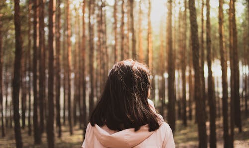 Photo D'une Femme Portant Un Sweat à Capuche Rose