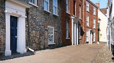 诺维奇鹅卵石街道上的历史建筑十分美丽，展现了传统的英式建筑风格