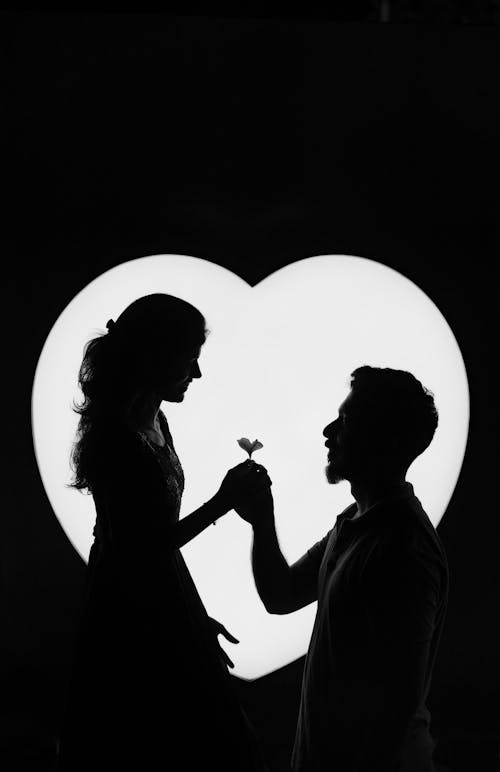 Darmowe zdjęcie z galerii z czarno-biały, kobieta, kształt serca