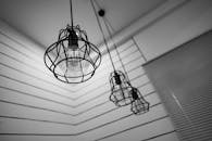 黑白时尚照片中的挂笼灯泡营造出现代室内氛围