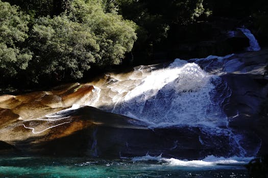 智利拉各斯地区，郁郁葱葱的绿色植物环绕着美丽的瀑布，水流倾泻而下