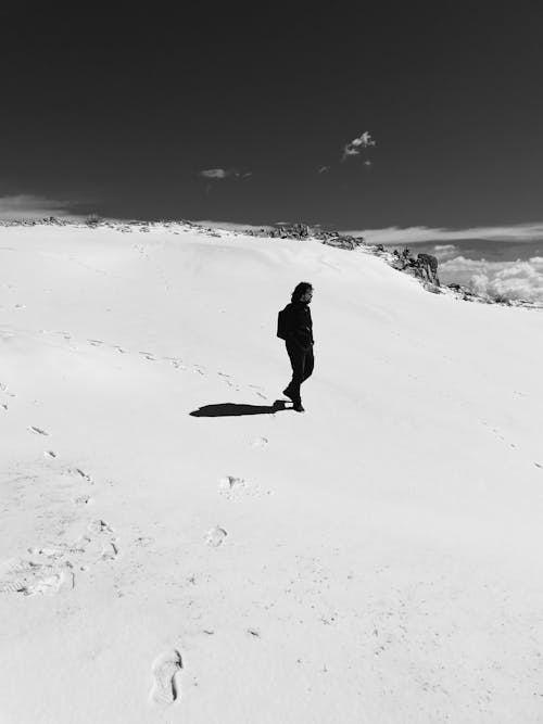 Foto d'estoc gratuïta de blanc i negre, caminant, constipat