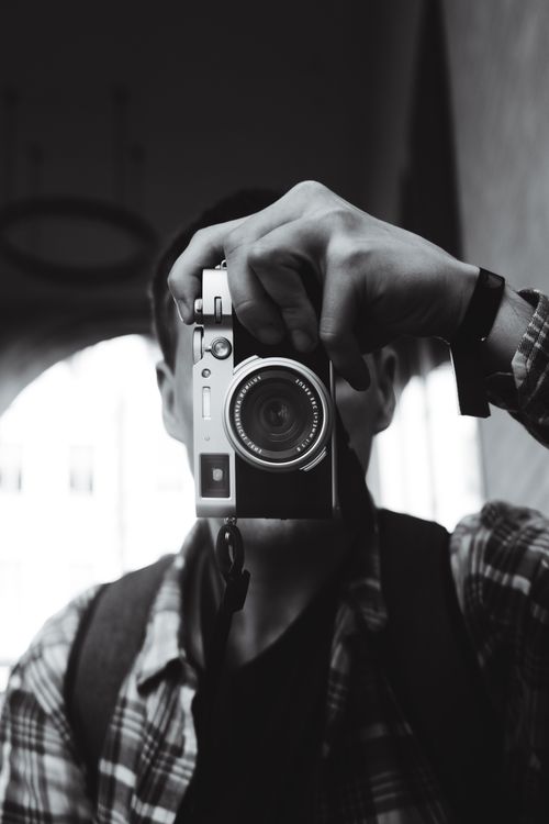 Free A monochrome shot capturing a photographer in focus, highlighting the elegance of photography in Berlin. Stock Photo