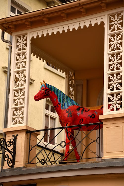 Darmowe zdjęcie z galerii z architektura miejska, balkon, czerwony i niebieski