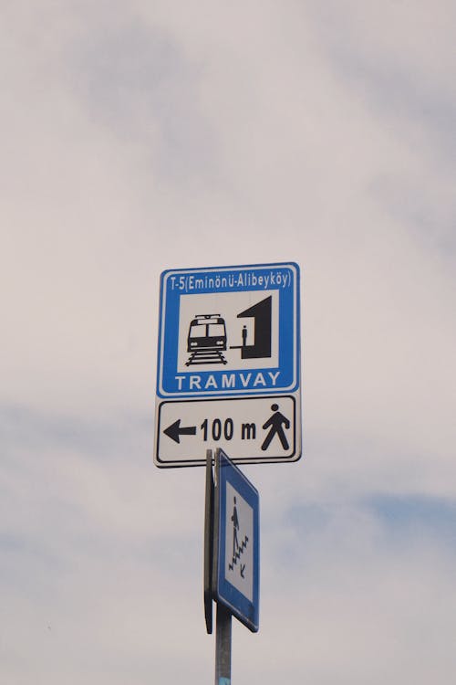 A street sign with arrows pointing to the right and left