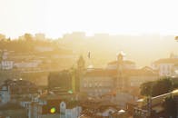 日落时分，从波尔图历史悠久的屋顶望去，温暖的阳光与飞翔的海鸥构成了一幅令人惊叹的鸟瞰图