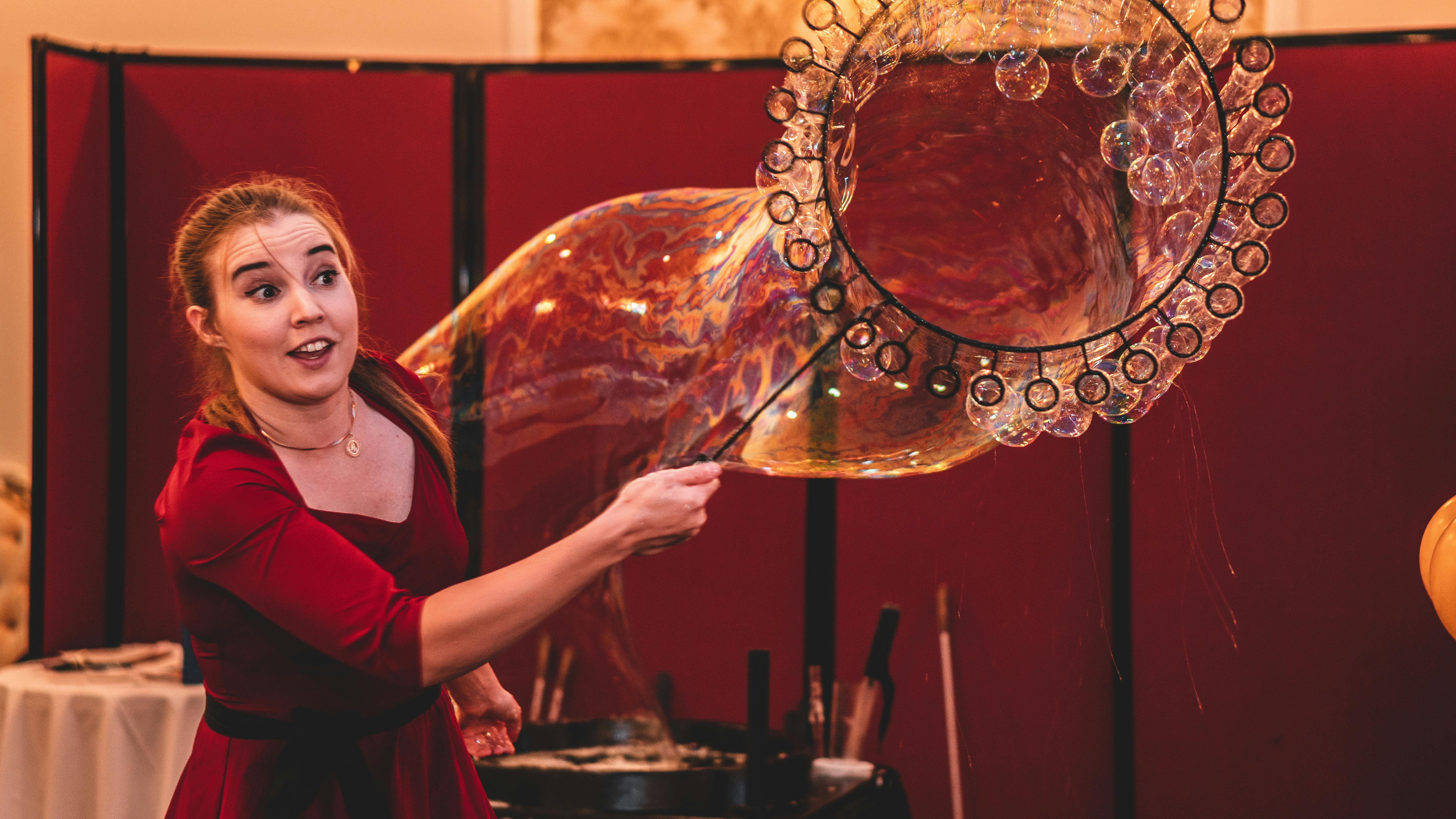 grátis Mulher Com Blusa Vermelha Fazendo Uma Bolha Gigante Foto profissional