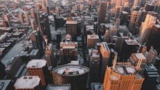 在黄昏的灯光下，体验拍摄芝加哥白雪皑皑天际线的令人惊叹的鸟瞰图