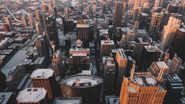 在黄昏的灯光下，体验拍摄芝加哥白雪皑皑天际线的令人惊叹的鸟瞰图