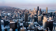 俯瞰芝加哥，冰雪覆盖的城市与摩天大楼共同勾勒出令人惊叹的天际线