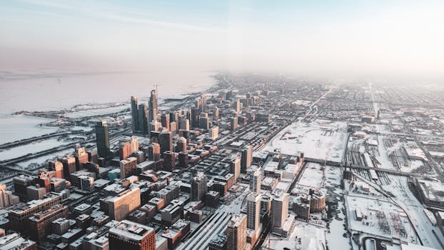 积雪覆盖的芝加哥天际线鸟瞰令人惊叹，展现了这座城市冬季的建筑风貌