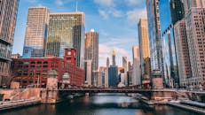 日落时分，芝加哥的天际线倒映在河面上，景色令人惊叹