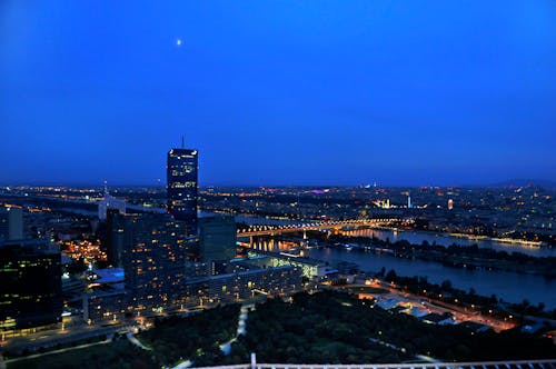 Fernsehturm, şehir gecesi, Tuna içeren Ücretsiz stok fotoğraf