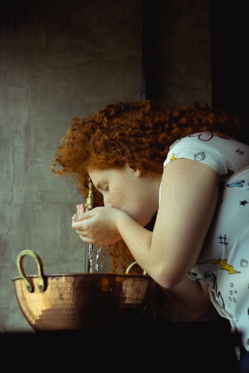 Acqua Potabile Della Donna Dal Rubinetto