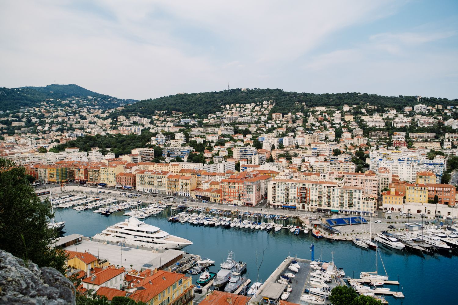 Port de Nice avec yachts et maisons color&eacute;es