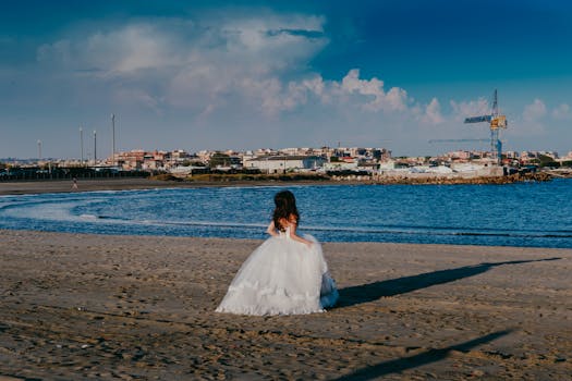 在意大利拉齐奥的拉迪斯波利海滩，一位身着婚纱的新娘正凝视着宁静的大海
