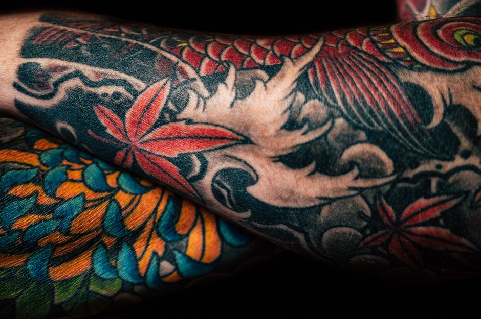 Tattoo healing timeline showing stages from fresh wound to fully healed smooth skin Tattoo healing timeline showing stages from fresh wound to fully healed smooth skin