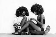 创意黑白肖像：两个留着非洲发型的人坐在地板上