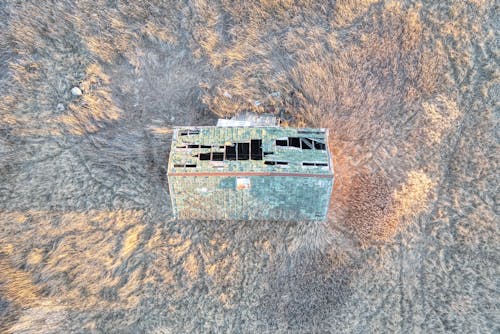 An aerial view of a building in the desert