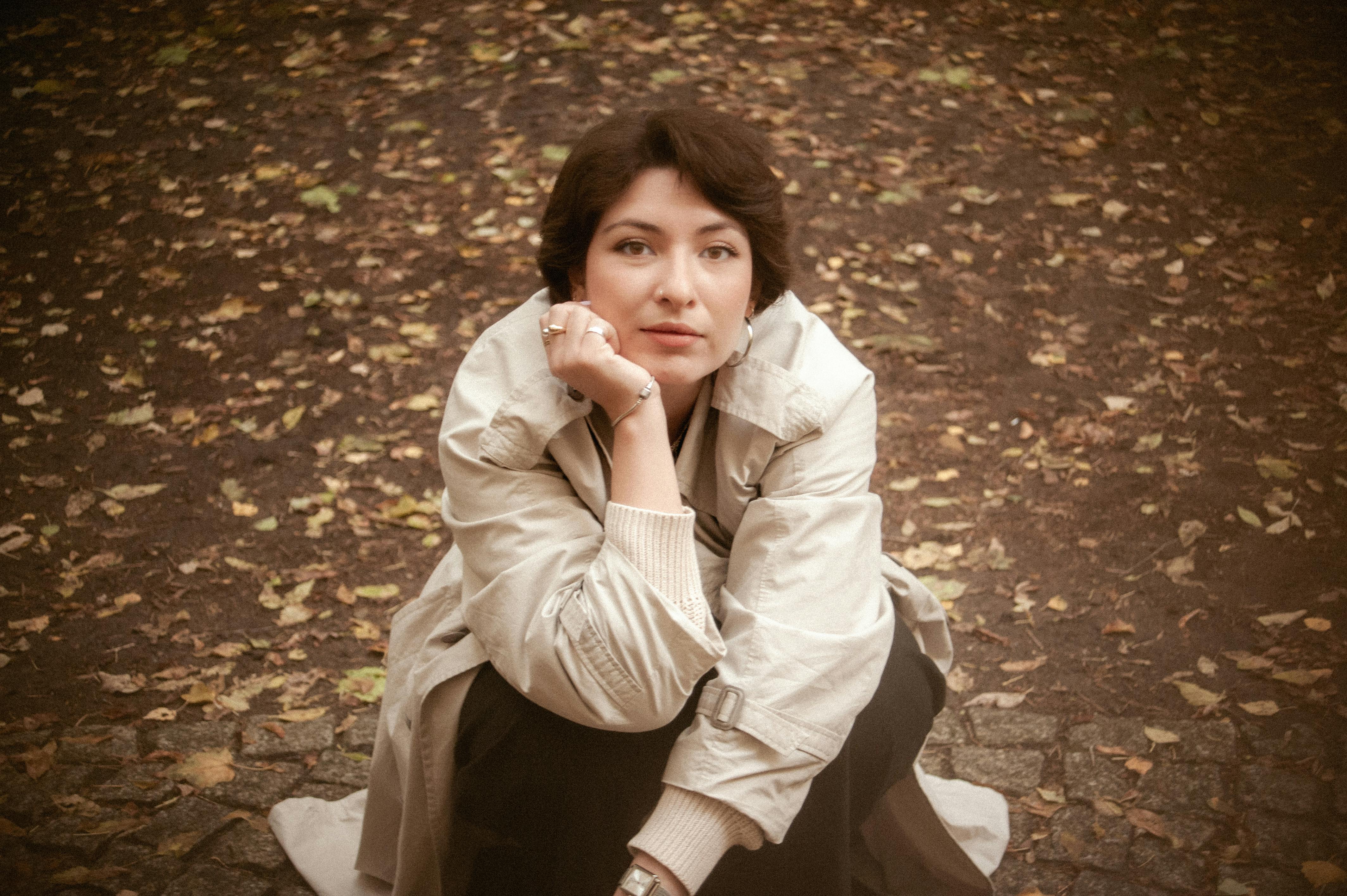 brunette woman sitting in a park