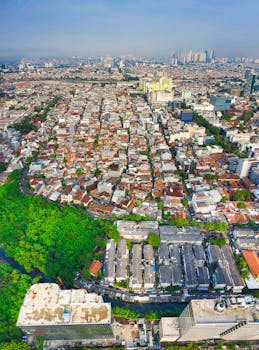 晴朗的日子里，鸟瞰雅加达密集的城市扩张和天际线，景象令人惊叹