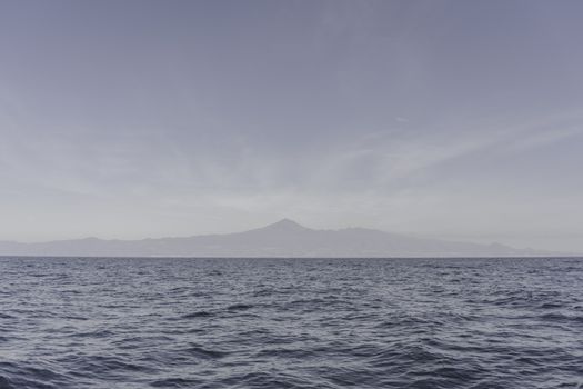 在宁静的天空下，海洋与朦胧的地平线相遇