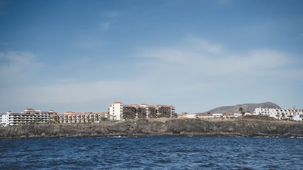 圣克鲁斯德特内里费岛海岸线的全景，涵盖了建筑物与海洋