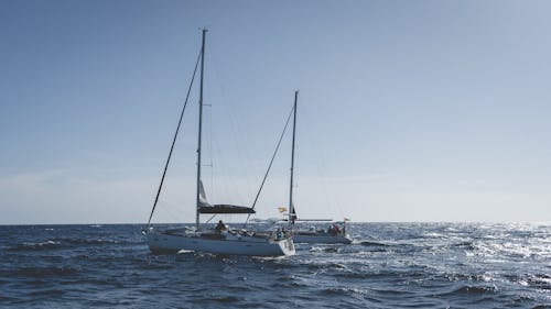 бесплатная Две лодки в море Стоковое фото