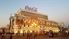 斯科普里北马其顿主要广场上，一栋受欢迎的建筑在充满活力的夜色中，游客熙熙攘攘