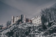 冬季拍摄的德国慕尼黑一座城堡，山上白雪皑皑，景色令人惊叹