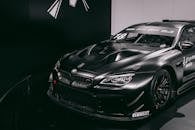 慕尼黑展览上展出了一辆黑色宝马赛车，展现了现代汽车设计