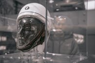 慕尼黑一家博物馆展出的老式宝马头盔上，映出了一位游客的倒影