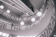 慕尼黑博物馆内，现代螺旋楼梯的低角度视图，其文字以粗体呈现