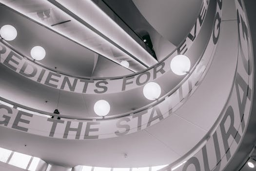 慕尼黑博物馆内，现代螺旋楼梯的低角度视图，其文字以粗体呈现