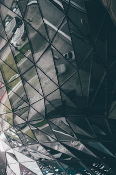 慕尼黑未来派玻璃建筑的立面，映现出几何图案与城市倒影