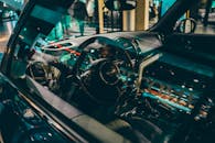 优雅的汽车内饰展现了奢华的设计，并在夜晚映照出慕尼黑的城市灯光