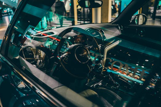 优雅的汽车内饰展现了奢华的设计，并在夜晚映照出慕尼黑的城市灯光