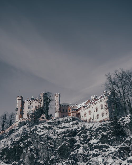 Castillo Blanco Sobre Formación Rocosa