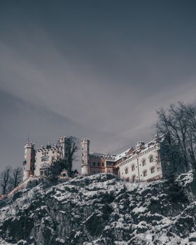 冬雪包围着慕尼黑的霍亨施旺高城堡，展现了巴伐利亚的建筑风格